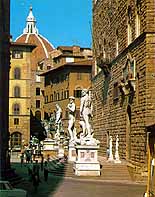 statue davanti alla facciata di Palazzo Vecchio